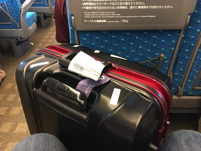 實用《搭車時的行李箱固定法》前提得坐到有餐桌的長途車才適用ww 實用《搭車時的行李箱固定法》前提得坐到有餐桌的長途車才適用ww