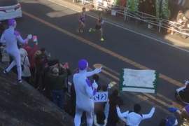 《箱根接力賽》弗利沙大跳戀舞亂入 你們根本是想干擾選手吧wwww 《箱根接力賽》弗利沙大跳戀舞亂入 你們根本是想干擾選手吧wwww