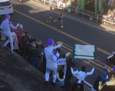 《箱根接力賽》弗利沙大跳戀舞亂入 你們根本是想干擾選手吧wwww 《箱根接力賽》弗利沙大跳戀舞亂入 你們根本是想干擾選手吧wwww