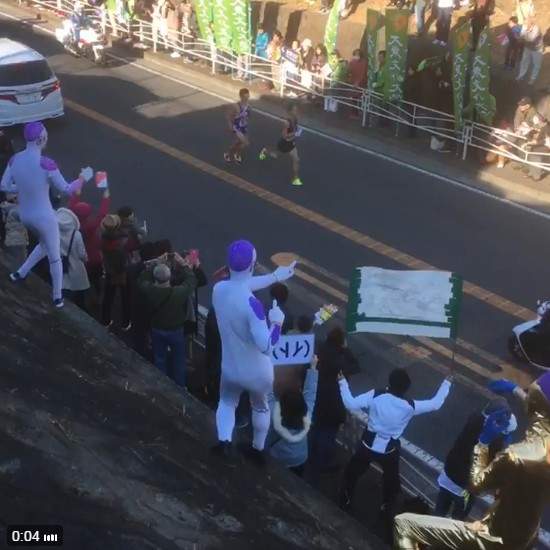 《箱根接力賽》弗利沙大跳戀舞亂入 你們根本是想干擾選手吧wwww 《箱根接力賽》弗利沙大跳戀舞亂入 你們根本是想干擾選手吧wwww