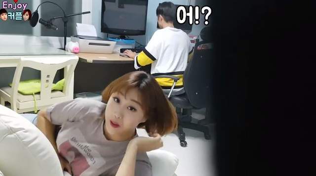 結局超反轉的惡作劇《女友在男友打LOL時偷偷把螢幕關掉》男友一邊崩潰一邊......