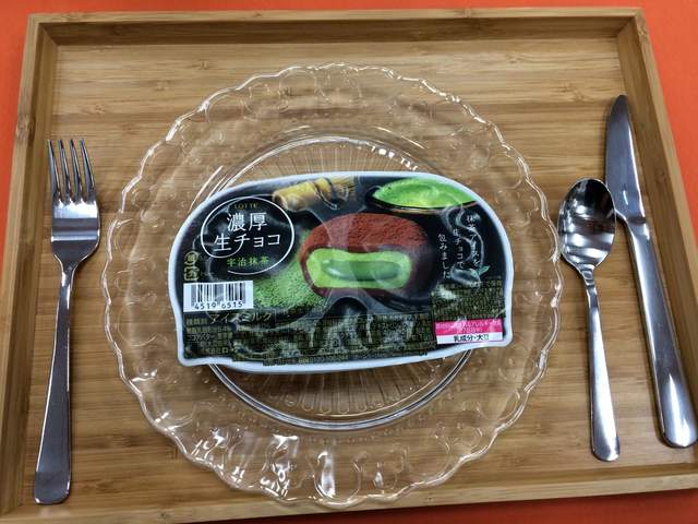 看了好想咬一口《生巧克力和抹茶麻糬冰淇淋》日本便利店商店7-11限定販售