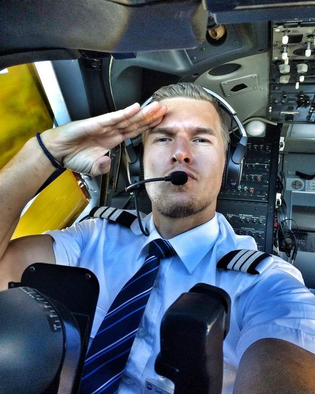 荷蘭《人魚線機長IG爆紅》開飛機練這麼壯做什麼啦w 荷蘭《人魚線機長IG爆紅》開飛機練這麼壯做什麼啦w