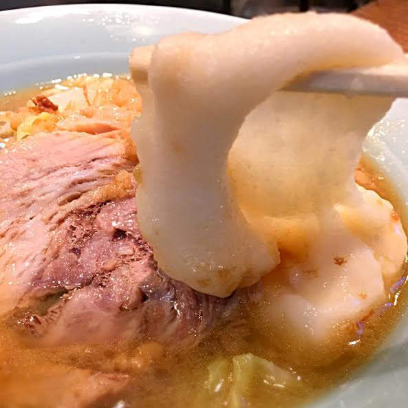 日本限定推出《麻糬拉麵》把麵換成日式年糕的另類新年吃法 日本限定推出《麻糬拉麵》把麵換成日式年糕的另類新年吃法