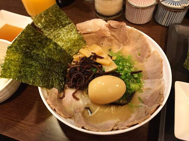 《日本拉麵吃到飽》只要980日圓就能拉麵、配料隨你吃的話題新店