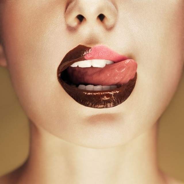 會不由得想吃下耶《Nude-tella巧克力口紅》開賣 塗起來也會有濃濃的巧克力香唷～ - 圖片1
