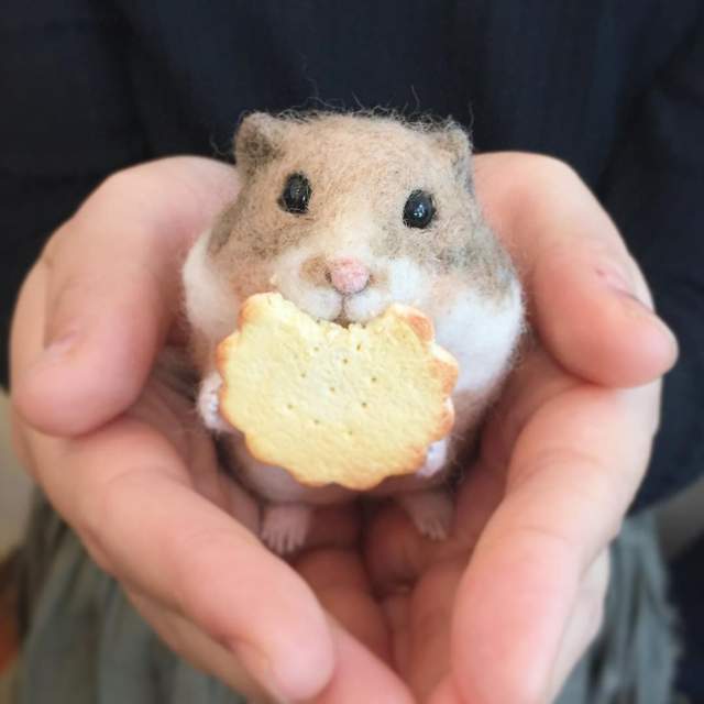超逼真《激萌羊毛氈》可愛的倉鼠與小松鼠～吃餅乾的樣子太犯規了