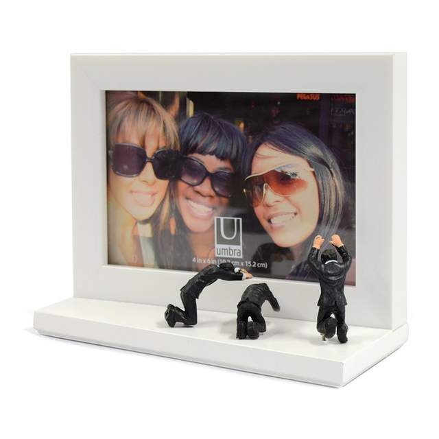 超天才設計《膜拜相框》隨便誰的照片放進去都超有畫面啊wwww