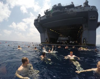 《美國海軍的悠閒活動》這些照片捕捉到他們輕鬆的一面 《美國海軍的悠閒活動》這些照片捕捉到他們輕鬆的一面