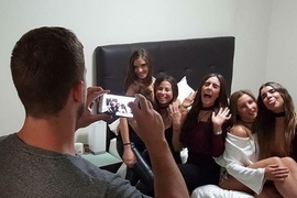 《男友IG》每張女神美照背後都有個辛苦掌鏡的男友 《男友IG》每張女神美照背後都有個辛苦掌鏡的男友