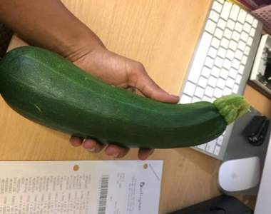 女職員問《老闆在我桌上放又粗又長的西葫蘆》還對我眨眼代表什麼意思...... 女職員問《老闆在我桌上放又粗又長的西葫蘆》還對我眨眼代表什麼意思......