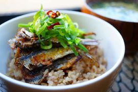簡單美食《沙丁魚丼》好吃到可以殺死男人的丼飯!? 簡單美食《沙丁魚丼》好吃到可以殺死男人的丼飯!?