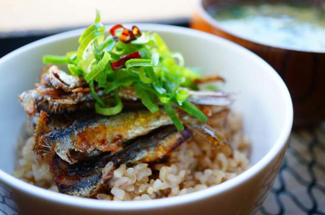簡單美食《沙丁魚丼》好吃到可以殺死男人的丼飯!? 簡單美食《沙丁魚丼》好吃到可以殺死男人的丼飯!?