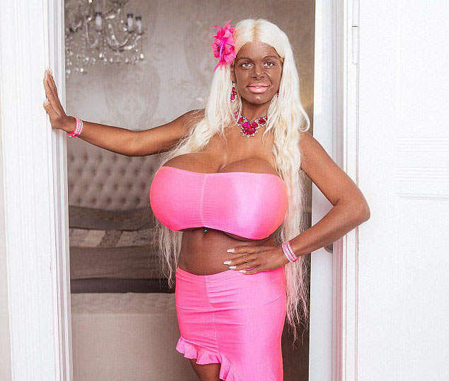 《S杯白人模特兒》臉書宣布自己成功整形成黑人了......