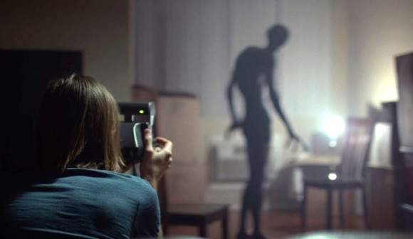 《拍立得恐怖小短片》照片抖兩下看到鬼影是想嚇死誰 《拍立得恐怖小短片》照片抖兩下看到鬼影是想嚇死誰