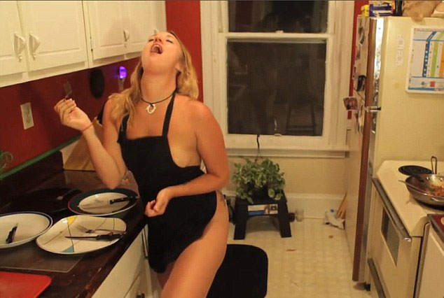 《裸體圍裙做菜直播》想紅只好幫妳了... 《裸體圍裙做菜直播》想紅只好幫妳了...