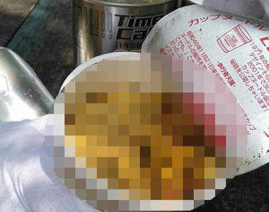 《試吃17年前的泡麵》號稱能保存10年的日清杯麵現在變成什麼模樣? 《試吃17年前的泡麵》號稱能保存10年的日清杯麵現在變成什麼模樣?