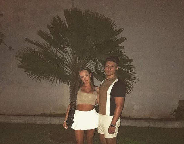 怎麼看都像是《抱著一棵樹拍照》這對情侶是怎麼回事? 怎麼看都像是《抱著一棵樹拍照》這對情侶是怎麼回事?