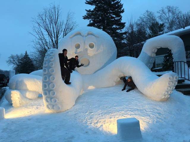 《雪人兄弟》三兄弟的大雪雕已經變成觀光景點啦～