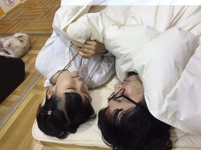 《地下偶像的陪睡特典》嘴咬保險套的近距離粉絲活動引發爭議... 《地下偶像的陪睡特典》嘴咬保險套的近距離粉絲活動引發爭議...