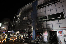 地下停車場的一輛車造成《南韓健身中心大火》問題是為何死者幾乎都是女性呢 地下停車場的一輛車造成《南韓健身中心大火》問題是為何死者幾乎都是女性呢