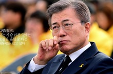 失敬失敬《原來韓國人氣總統年輕時也是天菜阿》文在寅：不要小看人家啦～