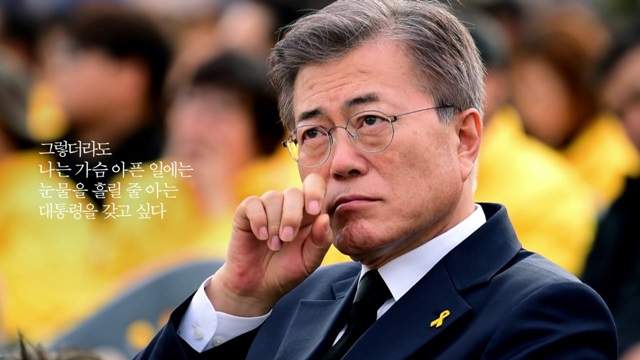 失敬失敬《原來韓國人氣總統年輕時也是天菜阿》文在寅：不要小看人家啦～