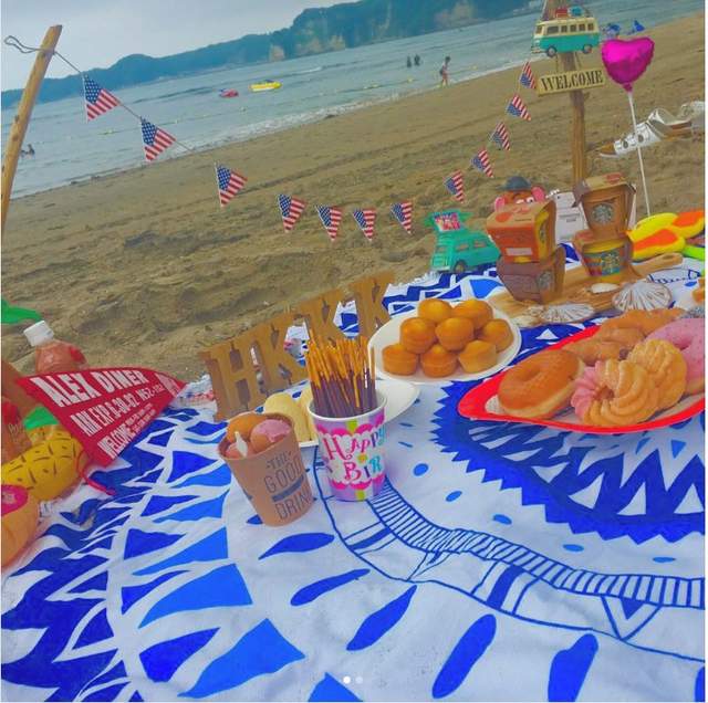 日本女生流行《海邊野餐》吹來的海砂只好當成胡椒鹽調味惹ww（誤）