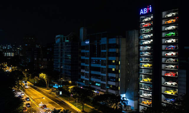 《名車自動販賣機》投錢後車子會"咚"一聲掉下來嗎? 《名車自動販賣機》投錢後車子會"咚"一聲掉下來嗎?