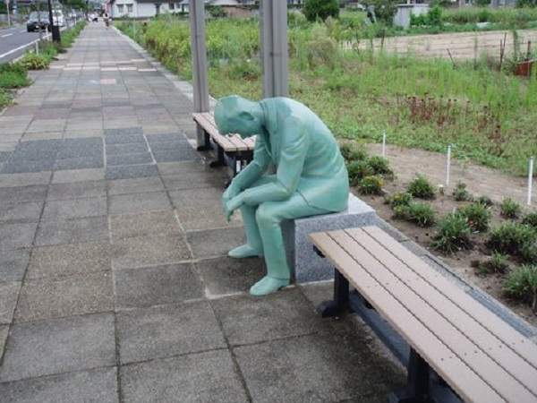 叔叔你還好嗎？《公車站遇見疲憊的男子雕像》竟是沉睡的小五郎…