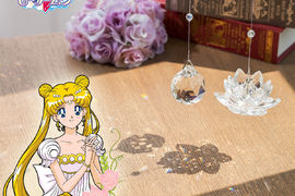 《美少女戰士幻之銀水晶掛飾》掛在窗戶上就可以讓你的房間充滿了夢幻燈光效果 《美少女戰士幻之銀水晶掛飾》掛在窗戶上就可以讓你的房間充滿了夢幻燈光效果