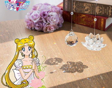 《美少女戰士幻之銀水晶掛飾》掛在窗戶上就可以讓你的房間充滿了夢幻燈光效果 《美少女戰士幻之銀水晶掛飾》掛在窗戶上就可以讓你的房間充滿了夢幻燈光效果