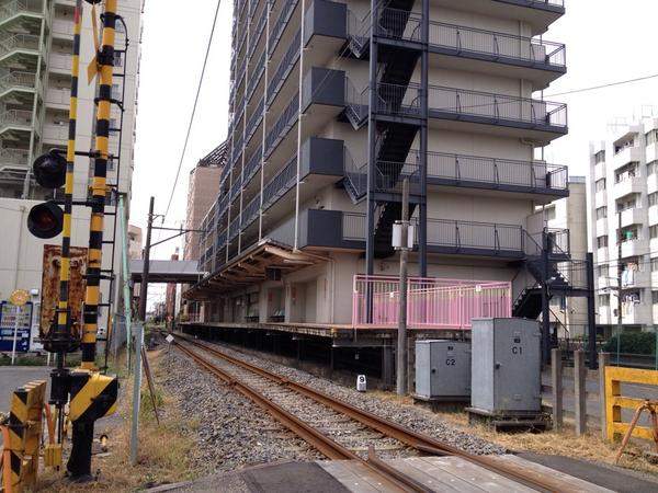 日本珍奇車站《幸谷站》月台竟然就在公寓一樓(⊙＿⊙)