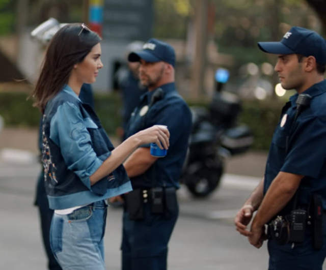 一天火速撤下《百事可樂消費黑人抗議廣告》可以做為負面教材典範了... 一天火速撤下《百事可樂消費黑人抗議廣告》可以做為負面教材典範了...