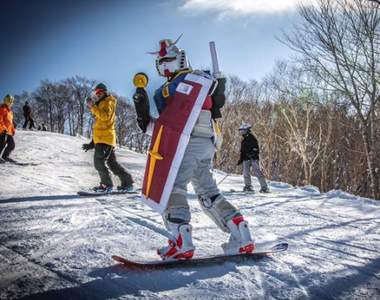衝擊《鋼彈滑雪中》變裝再現度跟滑雪技巧都一樣高超啊ww 衝擊《鋼彈滑雪中》變裝再現度跟滑雪技巧都一樣高超啊ww