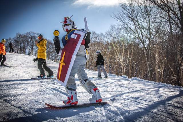 衝擊《鋼彈滑雪中》變裝再現度跟滑雪技巧都一樣高超啊ww 衝擊《鋼彈滑雪中》變裝再現度跟滑雪技巧都一樣高超啊ww
