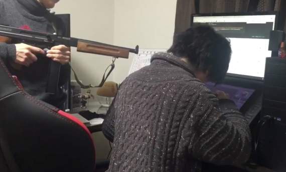 《漫畫家示範特殊的趕稿技巧》首先你需要一把衝鋒槍，還有老媽...