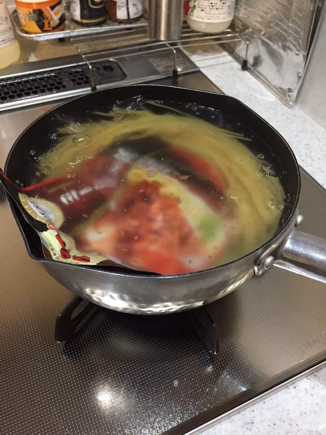 《調理包的懶人料理法》為了方便就是捨棄衛生直接一起煮一煮 - 圖片8