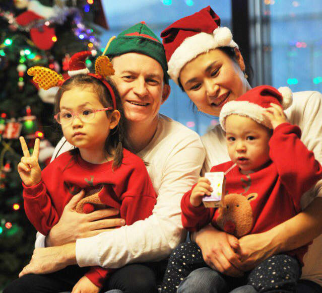 《BBC女孩一家超可愛聖誕照》老爸現在還想不明白為什麼沒被開除... 《BBC女孩一家超可愛聖誕照》老爸現在還想不明白為什麼沒被開除...