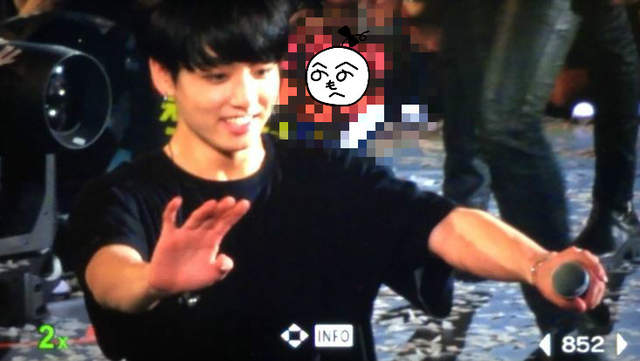 韓團台灣場《粉絲舉應援牌寫歐爸我有你的孩子了ㅠ》也太嚇人了吧....