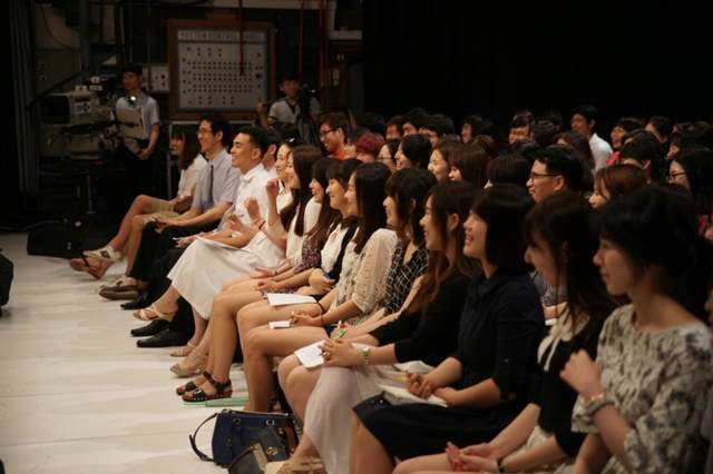 媒體揭曉《節目中連觀眾群也是臨演》到底現在節目還有什麼是真的...... 媒體揭曉《節目中連觀眾群也是臨演》到底現在節目還有什麼是真的......