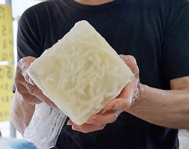 烏龍麵冰塊直接刨成的《烏龍麵剉冰》不虧是香川縣民才有的發想啊ww 烏龍麵冰塊直接刨成的《烏龍麵剉冰》不虧是香川縣民才有的發想啊ww