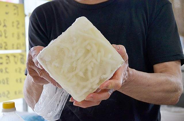 烏龍麵冰塊直接刨成的《烏龍麵剉冰》不虧是香川縣民才有的發想啊ww