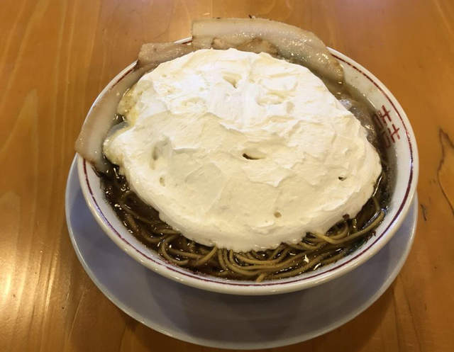 日本新推《紅豆湯拉麵》上面再給你大大一坨鮮奶油的強烈視覺效果ww