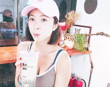 《珍奶姐姐》看著美女喝一口冰涼的冷飲OMG 《珍奶姐姐》看著美女喝一口冰涼的冷飲OMG