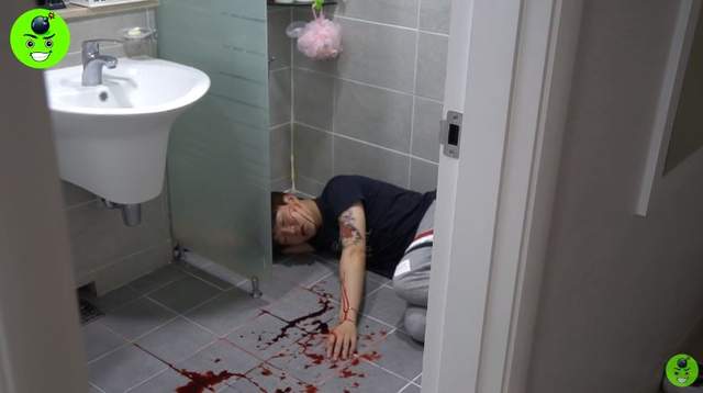 《裝死給媽媽跟奶奶看的差別》果然親生的下手特別狠