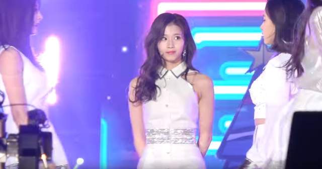 表演到一半頭飾掉了《SANA超鎮定演出》還偷看旁邊有沒有人看到