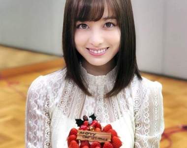 國寶畫像♡《橋本環奈手捧蛋糕美照》我就直接右鍵儲存當貼圖用惹 國寶畫像♡《橋本環奈手捧蛋糕美照》我就直接右鍵儲存當貼圖用惹