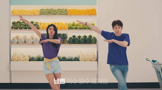 最新洗腦廣告《Gmarket呆愣舞》看希澈和雪炫放空跳舞好.....療癒? 最新洗腦廣告《Gmarket呆愣舞》看希澈和雪炫放空跳舞好.....療癒?