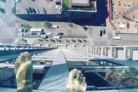 《離地152公尺的高空透明游泳池》腳下42樓高的景色一覽無遺...... 《離地152公尺的高空透明游泳池》腳下42樓高的景色一覽無遺......